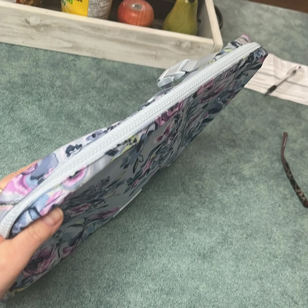 Sold‼️‼️ Like New Vera Bradley Blue & Lilac Rose Hanging Toiletries Travel Bag - Picture 11 of 12